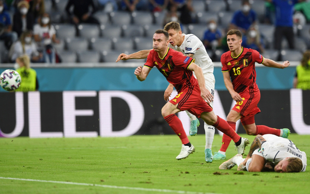 Pemain Italia Nicolo Barella saat mencetak gol pertama mereka ke gawang Belgia pada Perempat Final Euro 2020 di Football Arena Munich, Jerman. Foto: Christof Stache/Reuters