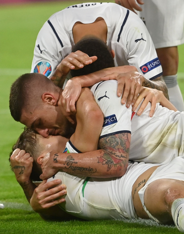 Pemain Italia melakukan selebrasi usai Nicolo Barella menjebol gawang Belgia pada Perempat Final Euro 2020 di Football Arena Munich, Jerman. Foto: Christof Stache/Reuters