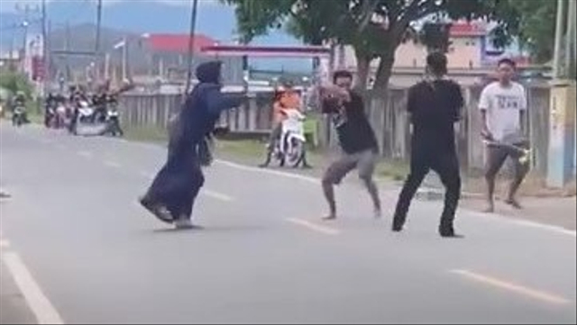 Dua pria di Kabupaten Sidrap, Sulawesi Selatan, terlibat duel senjata tajam di tengah jalan. Foto: Tangkapan Layar Video