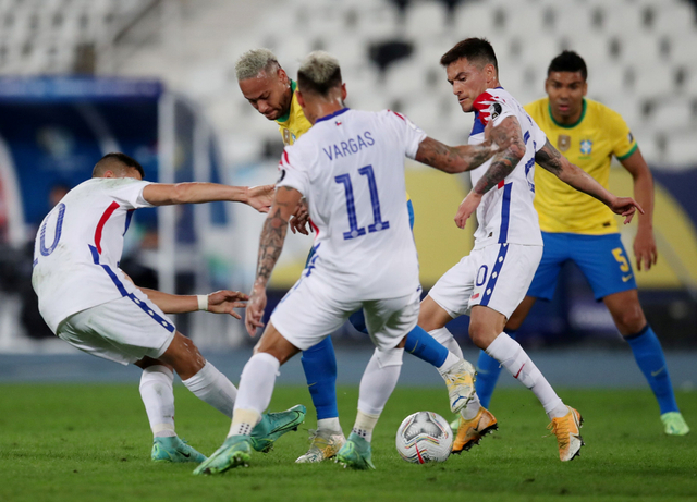 Neymar melewati kepungan pemain Chile pada laga Brasil vs Chile di ajang Copa America 2021. Foto: Ricardo Moraes/REUTERS