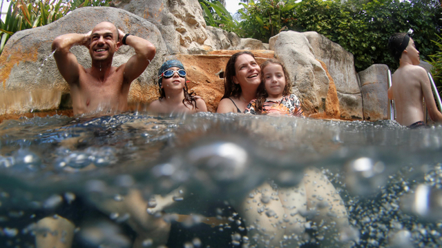 Suasana daerah wisata di Phuket Thailand jelang pembukaan kembali akibat karantina COVID-19. Foto: REUTERS/Jorge Silva