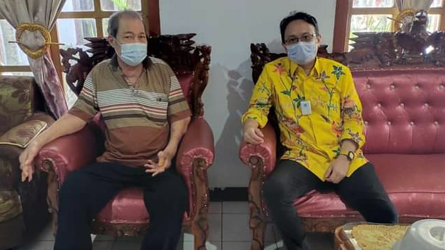 Wakil Menteri (Wamen) Perdagangan, Jerry Sambuaga, bersama dengan  Handrie Ventje Sunkudon, warga asal Desa Pondang, Kecamatan Amurang Timur, Kabupaten Minahasa Selatan
