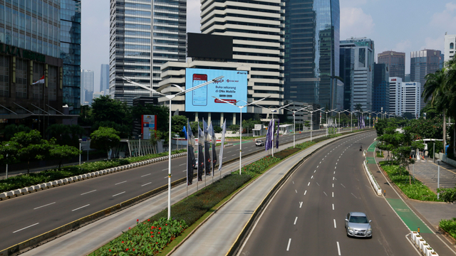 PPKM Darurat, Jalanan Jakarta mulai lengang. Foto: Ajeng Dinar Ulfiana/REUTERS