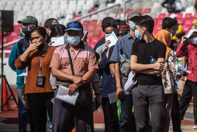 Sejumlah warga antre mengikuti vaksinasi COVID-19 massal di Stadion Utama Gelora Bung Karno, Senayan, Jakarta, Sabtu (3/7/2021). Foto: Aprillio Akbar/ANTARA FOTO