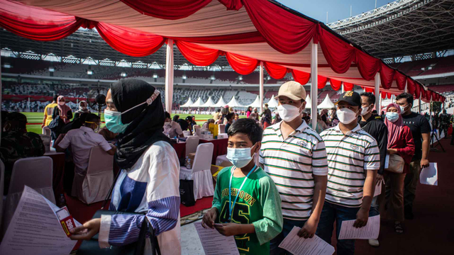 Sejumlah warga antre mengikuti vaksinasi COVID-19 massal di Stadion Utama Gelora Bung Karno, Senayan, Jakarta, Sabtu (3/7/2021). Foto: Aprillio Akbar/ANTARA FOTO