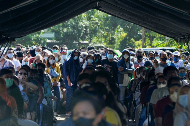 Sejumlah warga mengantre sebelum menjalani vaksinasi COVID-19 saat pelaksanaan program Serbuan Vaksinasi COVID-19 di Denpasar, Bali, Sabtu (3/7/2021). Foto: Fikri Yusuf/ANTARA FOTO