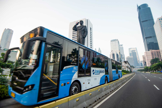 Bus TransJakarta melintas saat berlangsungnya Pemberlakuan Pembatasan Kegiatan Masyarakat (PPKM) Darurat di kawasan Jenderal Sudirman, Jakarta, Sabtu (3/7/2021). Foto: ANTARA FOTO/M Risyal Hidayat