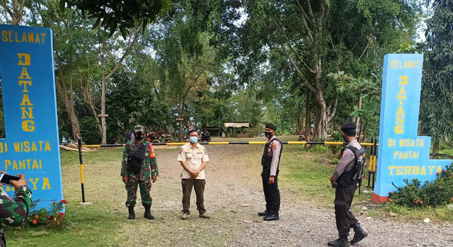 Sat Pol PP, Polsek Kota Agung dan TNI Koramil Kabupaten Tanggamus saat melakukan penutupan sejumlah tempat wisata, Sabtu (3/7). | Foto: Ist