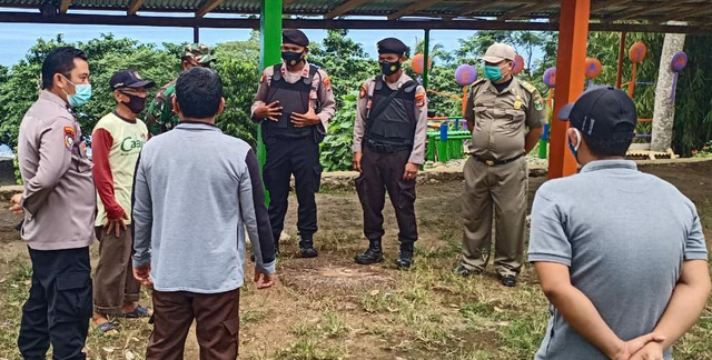 Sat Pol PP, Polsek Kota Agung dan TNI Koramil Kabupaten Tanggamus saat melakukan penutupan sejumlah tempat wisata, Sabtu (3/7). | Foto: Ist