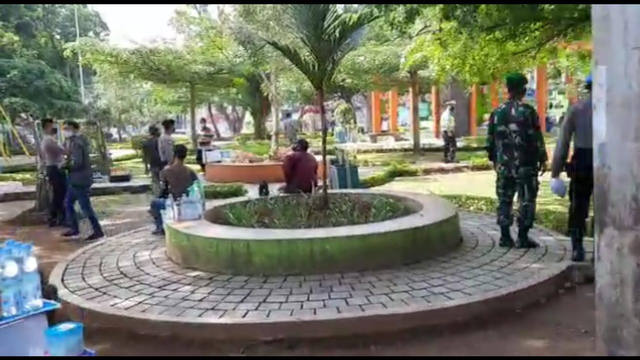 Tim Satgas Pencegahan COVID-19 membubarkan kerumunan di sejumlah titik di Kota Tasikmalaya Jawa Barat, Sabtu (3/7). Foto: Dok. Istimewa