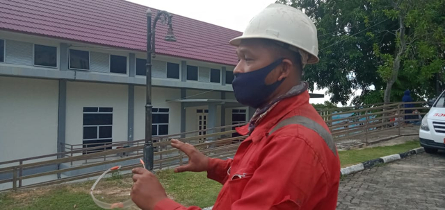 Salah satu peketja PT.MOS memberikan keterangan kepada awak media. Foto: Khairul/kepripedia.com