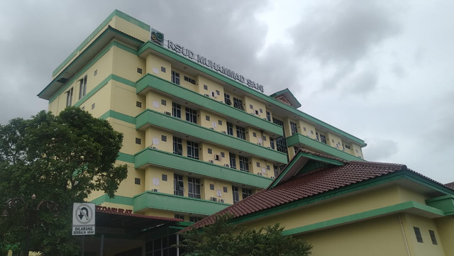 RSUD Muhammad Sani tempat dua pekerja dirawat, pasca terkena dampak dari ledakan tangki. foto: Khairul/kepripedia.com
