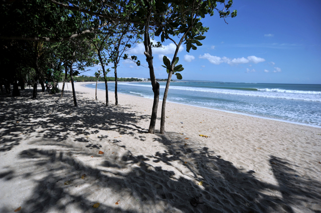 Suasana lengang saat penutupan kawasan wisata Pantai Kuta di Badung, Bali, Sabtu (3/7/2021). Foto: Fikri Yusuf/Antara Foto