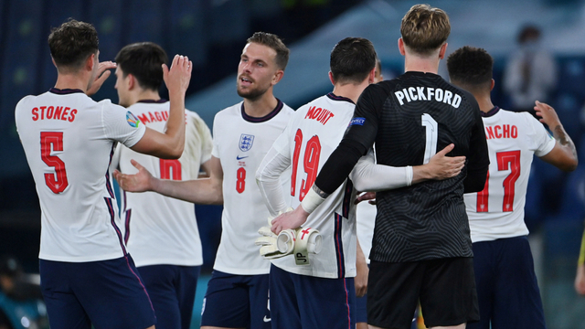 Selebrasi kemenangan pemain Inggris usai melawan Ukraina pada pertandingan perempat final Euro 2020 di Stadio Olimpico, Roma, Italia. Foto: Alberto Pizzoli/Reuters