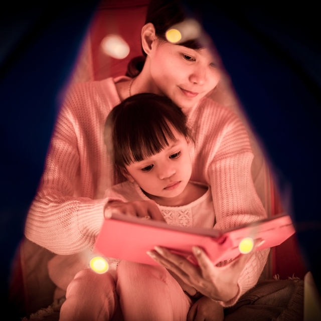 Ibu dan anak baca dongeng. Foto: Shutter Stock