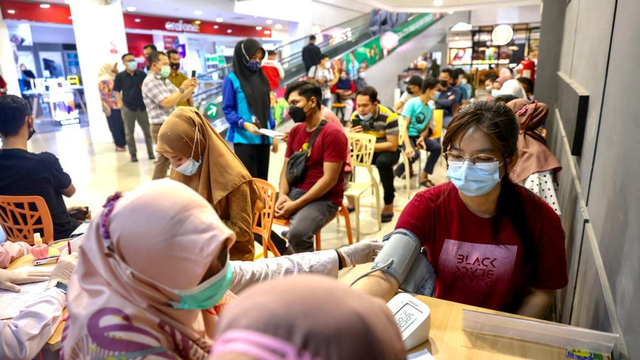 Vaksinasi di salah satu pusat perbelanjaan Banda Aceh. Foto: Suparta/acehkini 