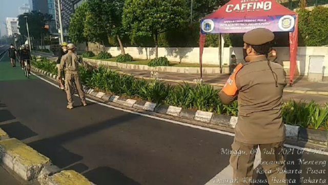 Satpol PP di kawasan Sudirman Thamrin. Foto: Instagram/@satpolpp.dki