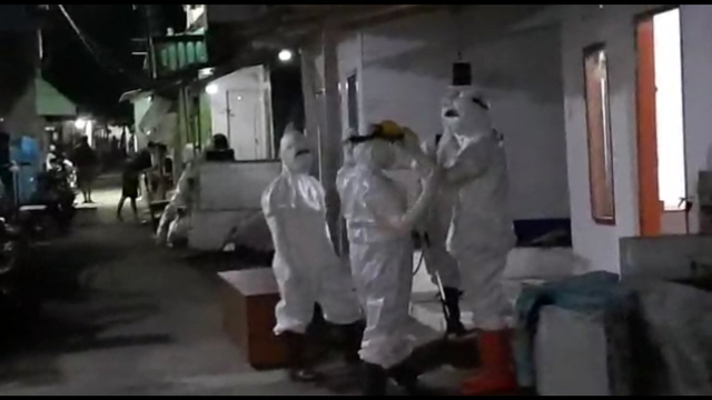 Petugas mengevakuasi kakak beradik warga Kampung Cipapagan, Sirnagalih, Indihiang, Tasikmalaya, yang meninggal saat isolasi mandiri.  Foto: Dok. Istimewa