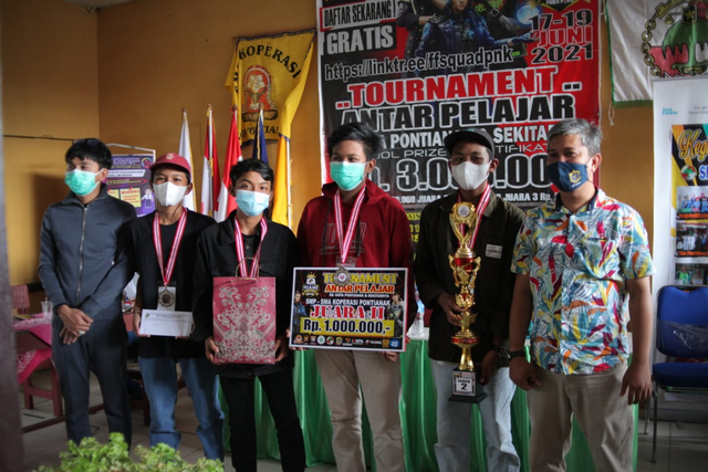 Penyerahan hadiah kepada para juara turnamen Free Fire di SMA Koperasi Pontianak. Foto: Dok Hi!Pontianak