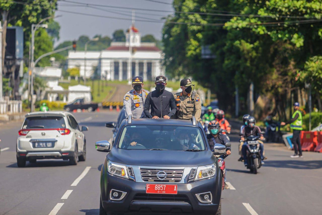 Wali Kota Bogor Bima Arya bersama jajaran Forkopimda menggelar patroli Pemberlakuan Pembatasan Kegiatan Masyarakat (PPKM) Darurat, Sabtu (3/7/2021).  Foto: Pemkot Bogor