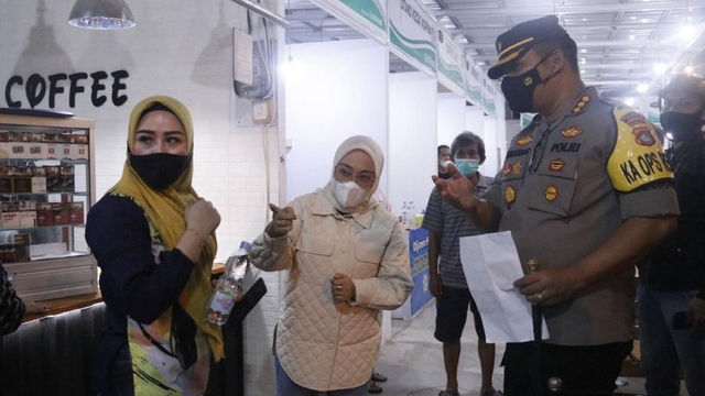Bupati Mamuju Sitti Sutinah Suhardi dan Kapolresta Mamuju Kombes Pol Iskandar saat melakukan operasi yustisi pemberlakuan jam malam. Foto: Dok. Humas Pemkab Mamuju
