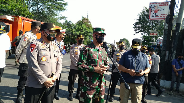 Gubernur DKI Anies Baswedan, Kapolda Metro Jaya Irjen Fadil Imran, Pangdam Jaya Mayjen TNI Mulyo Aji saat memantau PPKM Darurat di Pos Penyekatan Jalan Raya Bogor. Foto: Dok. Istimewa