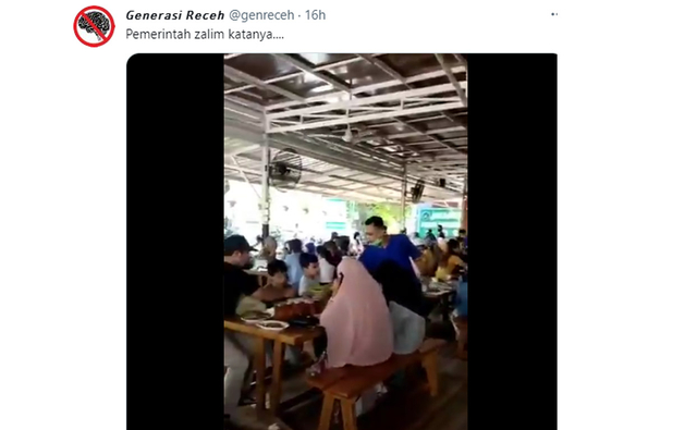 Seorang emak-emak merekam suasana keramaian di Resto Bebek Sawah. Foto: screenshot twitter @genreceh