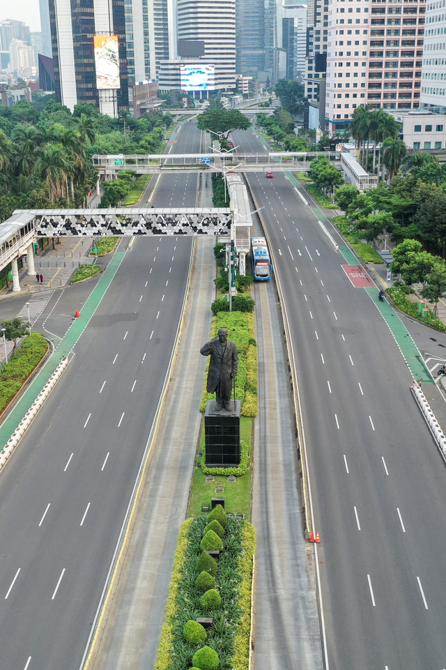 Suasana sepinya lalu lintas di Jalan Sudirman, Jakarta, Minggu (4/7/2021). Foto: Hafidz Mubarak A/ANTARA FOTO