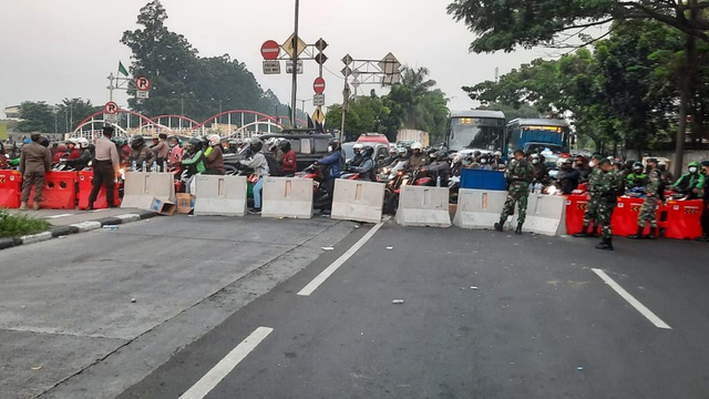Polri melaksanakan Penerapan Pembatasan Kegiatan Masyarakat (PPKM) Darurat di Pos PPKM Darurat Kalideres, Jakarta Barat.  Foto: Twitter/@TMCPoldaMetro