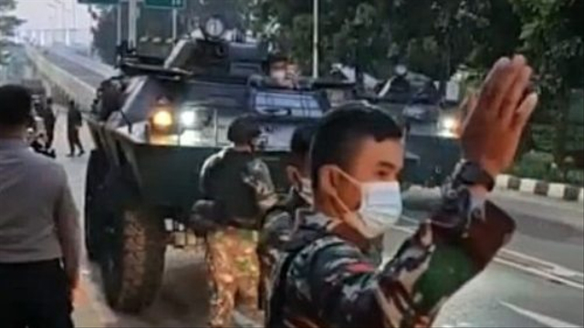 Panser TNI berjaga di posko PPKM Darurat Lenteng Agung Raya, Jakarta Selatan. Foto: Instagram/@ tmcpoldametro