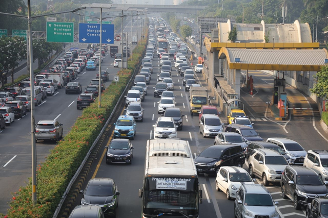 Suasana kemacetan kedua arah tol lingkar dalam saat kebijakan PPKM Darurat. Foto: Aditia Noviansyah/kumparan