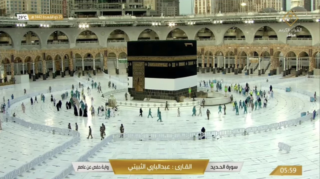 Petugas Masjidil Haram melakukan Tawaf pada 5 Juli 2021 seiring dengan dimulainya penutupan umrah unuk menyambut haji 2021. Foto: Youtube @qurantvsa