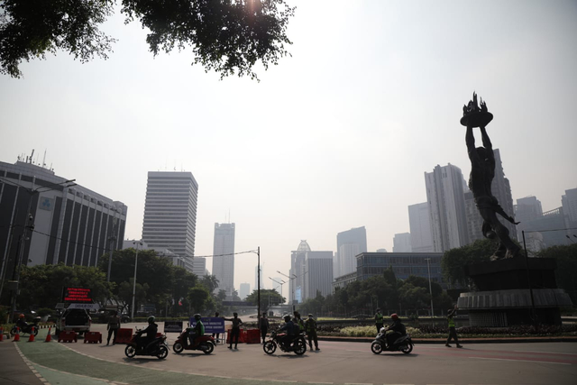 Petugas kepolisian melakukan penyekatan pada pemberlakuan PPKM darurat di jalan Sudirman dan jalan MH. Thamrin. Foto: Aditia Noviansyah/kumparan