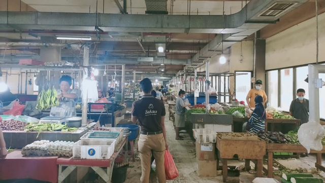 Antrean warga yang membeli kelapa hijau di Depok. Foto: Dok. Istimewa