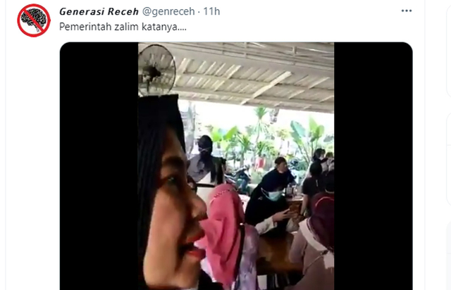 Seorang emak-emak merekam suasana keramaian di Resto Bebek Sawah. Foto: screenshot twitter @genreceh