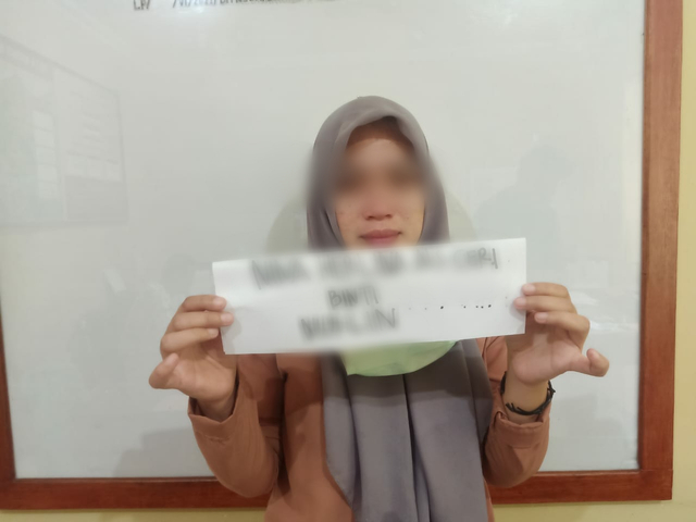 NH alias C (27), usai diamankan tim Satresnarkoba Polda Sultra. Foto: Deden Saputra/kendarinesia.