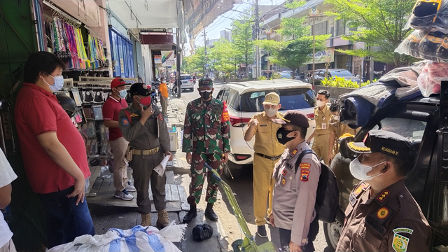 Wakil Wali Kota Solo Teguh Prakosa dan tim gabungan melakukan sidak dan menutup sejumlah toko yang masih tetap buka.