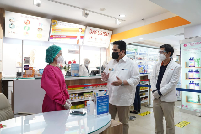 Menteri BUMN Erick Thohir mengecek ketersediaan ivermectin di tiga Apotek Kimia Farma di Jakarta, Senin (5/7).  Foto: Dok Kementerian BUMN