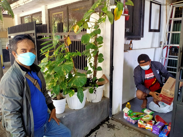 Koordinator “Sedulur Sepenanggungan” Faisal Nuratman dan rekan-rekan, mengirimkan bantuan untuk Jurnalis yang tengah Isoman.