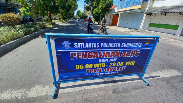 Penutupan akses lalu lintas di Jalan Radjiman Kota Solo selama PPKM Darurat
