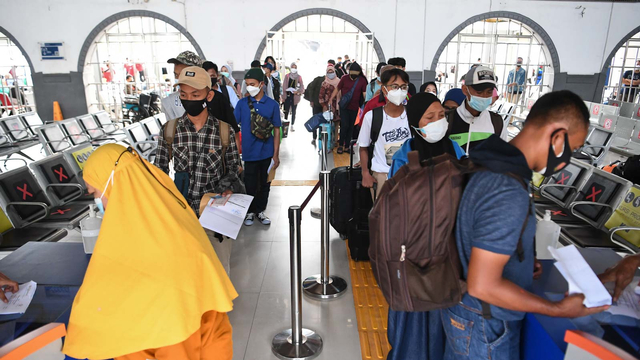 Calon penumpang menunjukkan kartu vaksinasi pada petugas saat hendak naik kereta Api Jayabaya tujuan Malang di Stasiun Pasar Senen, Jakarta, Senin (5/7/2021). Foto: Hafidz Mubarak A/ANTARA FOTO