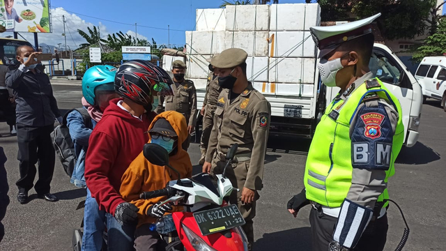 Warga yang menyebarang ke Bali dari Pelabuhan Ketapang, Banyuwangi, diminta menunjukkan surat bebas corona yang ada barcode-nya. Foto: Dok. Istimewa