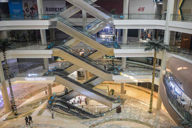 Suasana di salah satu Mal di Jakarta, Senin (5/7/2021) ketika PPKM Darurat.  Foto: M RISYAL HIDAYAT/ANTARA FOTO