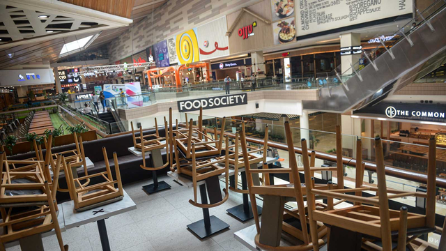 Kursi di tempat makan di salah satu Mal di Jakarta, Senin (5/7/2021) saat PPKM Darurat berlaku. Foto: M RISYAL HIDAYAT/ANTARA FOTO