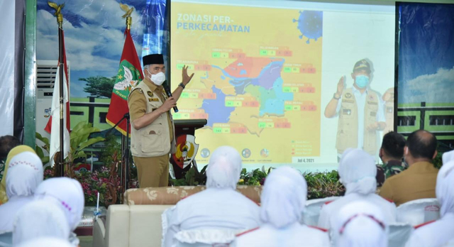 Wali Kota Jambi, Syarif Fasha saat menjelaskan zonasi COVID-19 perkecamatan di hadapan mahasiswa kesehatan. Foto: Jambikita.id