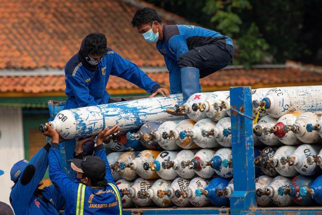 Ilustrasi: Sejumlah petugas menurunkan tabung oksigen dari truk di Posko Darurat Oxygen Rescue, kawasan Monumen Nasional (Monas), Jakarta, Senin (5/7). Foto: Aditya Pradana Putra/ANTARA FOTO