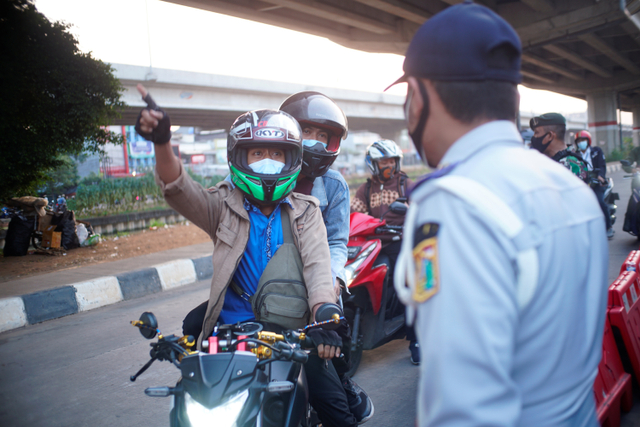 Suasana pos penyekatan PPKM Darurat di Jalan Lampiri, Jakarta Timur, Selasa (6/7).  Foto: Iqbal Firdaus/kumparan