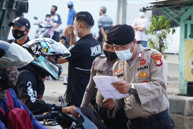 Suasana pos penyekatan PPKM Darurat di Jalan Lampiri, Jakarta Timur, Selasa (6/7). Foto: Iqbal Firdaus/kumparan