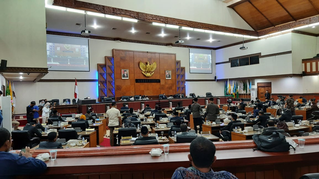 Rapat Paripurna DPR Aceh. Foto: Habil Razali/acehkini