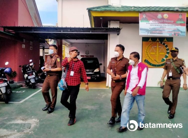 Eks Kades Mekong, Kecamatan Tebingtinggi Barat, Kabupaten Kepulauan Meranti, Abdurahman Subari saat dibawa ke Mapolsek (Foto:Arjuna/Batamnews)